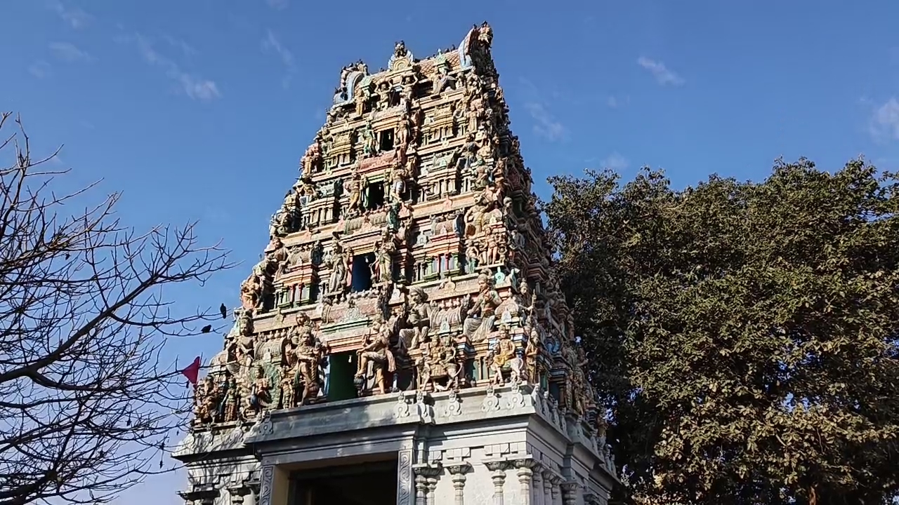 दक्षिण भारतीय शैली में बना मंदिर