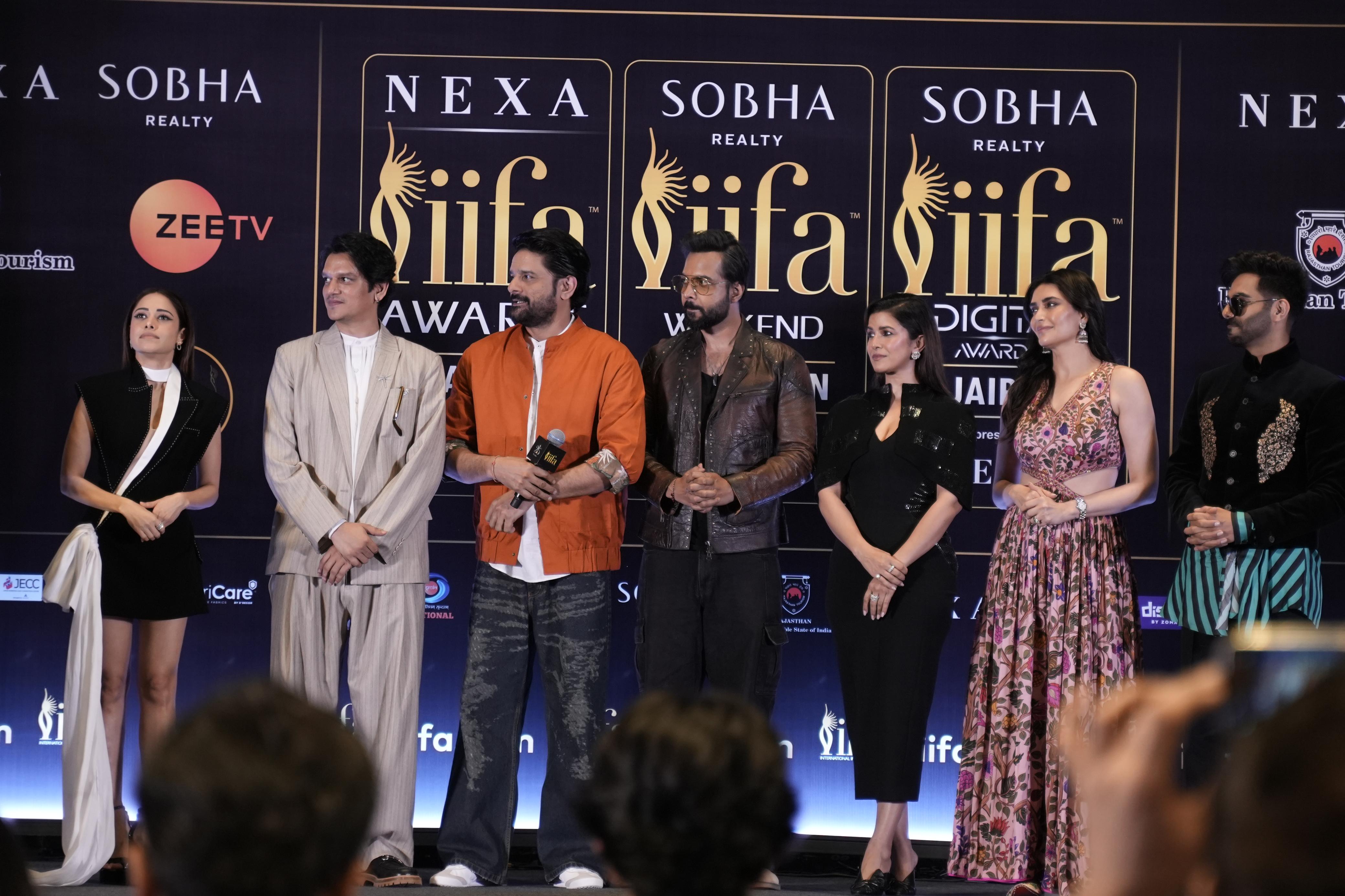 मंच पर एक साथ दिखे कई सितारे