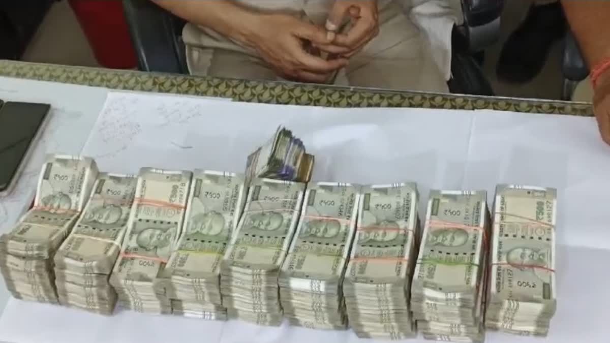 Cash Recovered in Araria Youth arrested with 22 lakh cash and one and a half kg silver