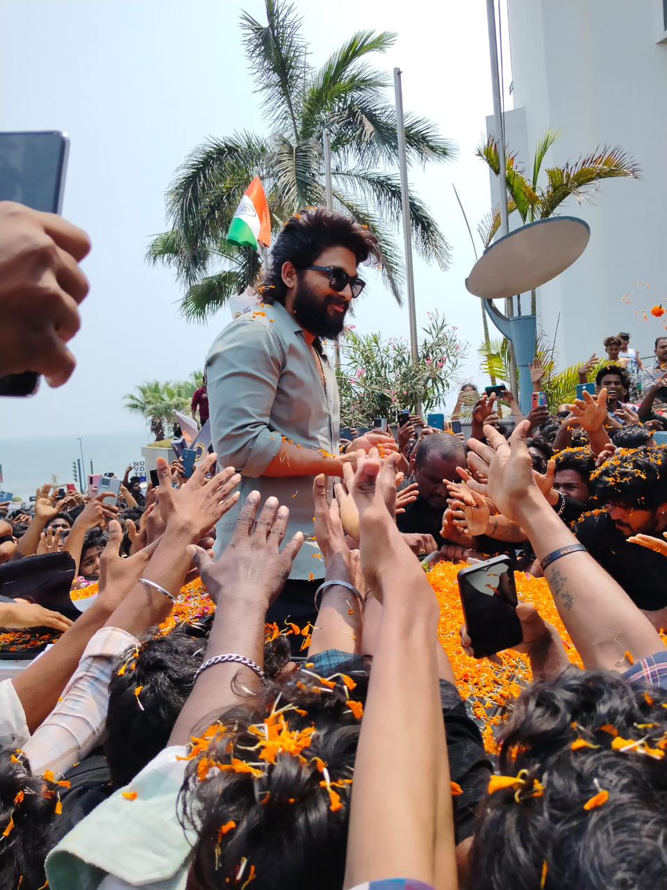 Allu Arjun surrounded by his fans at Vishakhapatnam, Andhra Pradesh