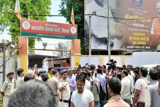 आईसीटी इंस्ट्रक्टर्स ने नौकरी से हटाए जाने के विरोध में किया प्रदर्शन, बीजेपी कार्यालय के गेट पर हंगामा