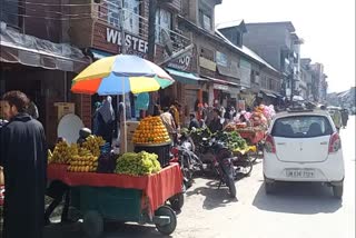 illegal-encroachment-by-street-vendors-in-anantnag-bus-stand leaves pedestrians at risk