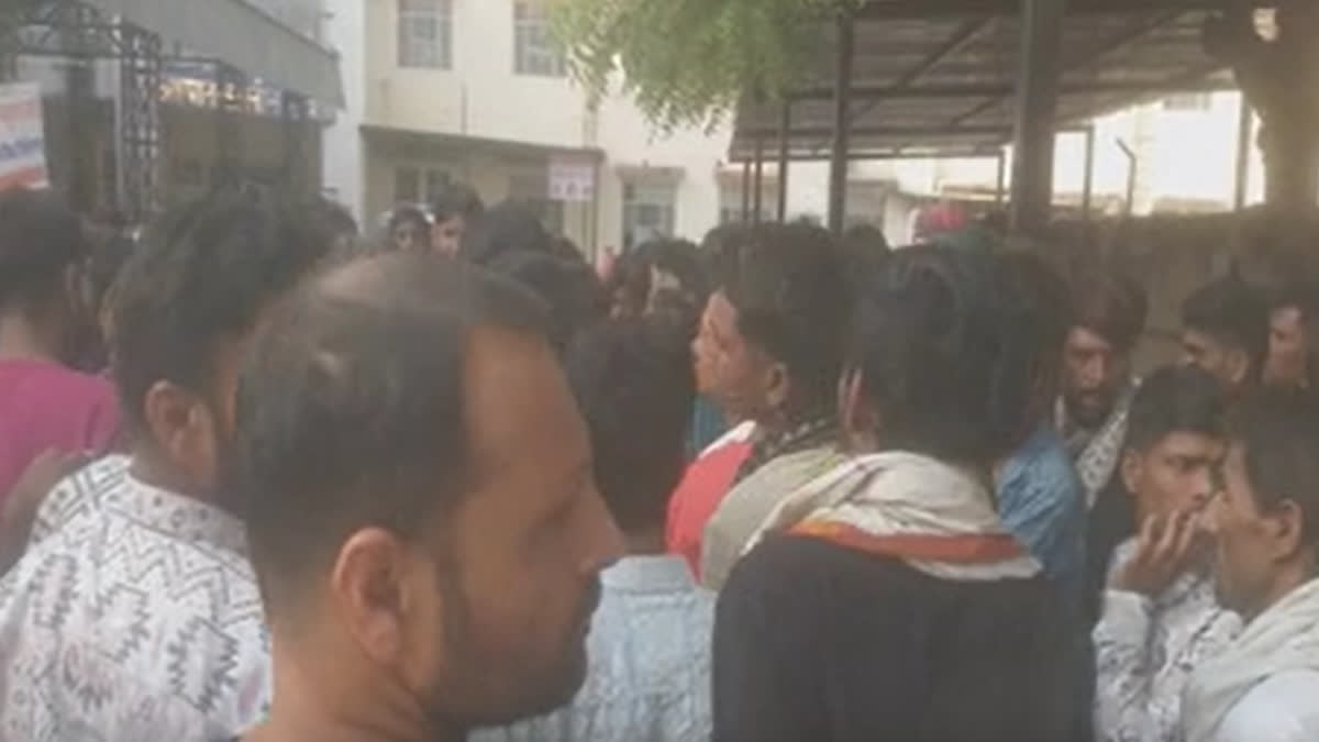 chittaudagadh ke emaseeech mein pradarshan karate mrtaka ke samaajajan 62 / 5,000 The deceased's family members protesting at MCH in Chittorgarh