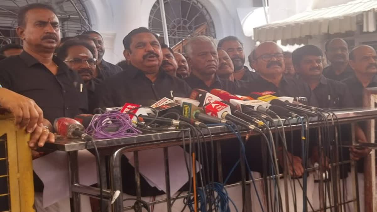 எதிர்க்கட்சித் தலைவர் எடப்பாடி பழனிசாமி உள்ளிட்ட அதிமுகவினர்