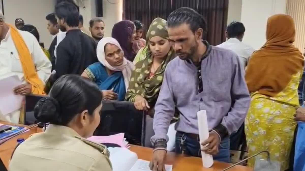 man demanded 10 lakh rupees to divorce his wife