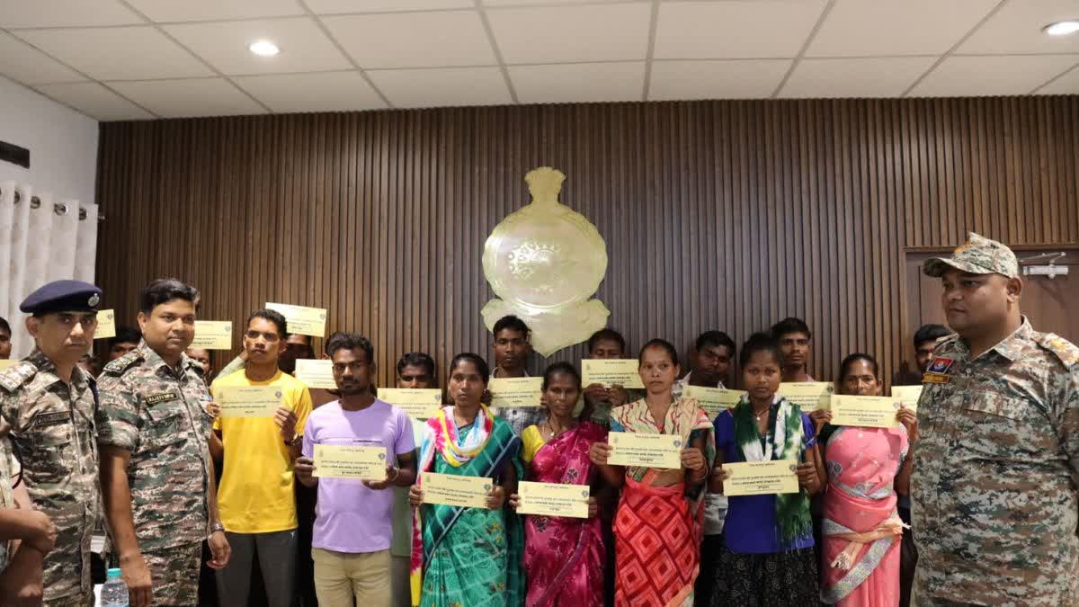 Naxalites surrender in Bijapur