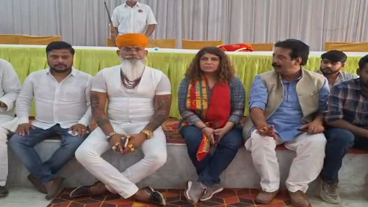 करणी सेना के राष्ट्रीय अध्यक्ष राज शेखावत ने एटा में प्रेस कॉन्फ्रेंस की.