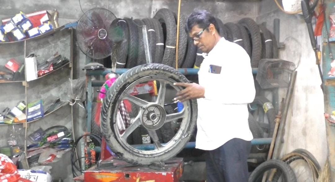 kendrapara Man Nirakar Das Invented Bike And Car Tyre Puncture Repair machine