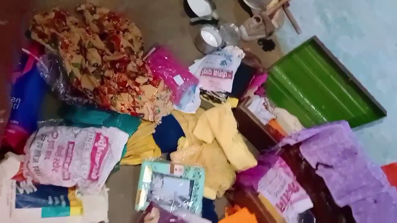 چوری کے بعد متاثرہ گھر میں بکھرا پڑا سامان