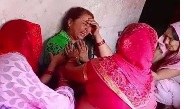 چوروں کا نشانہ بنے گھر کی روتی ہوئی خواتین