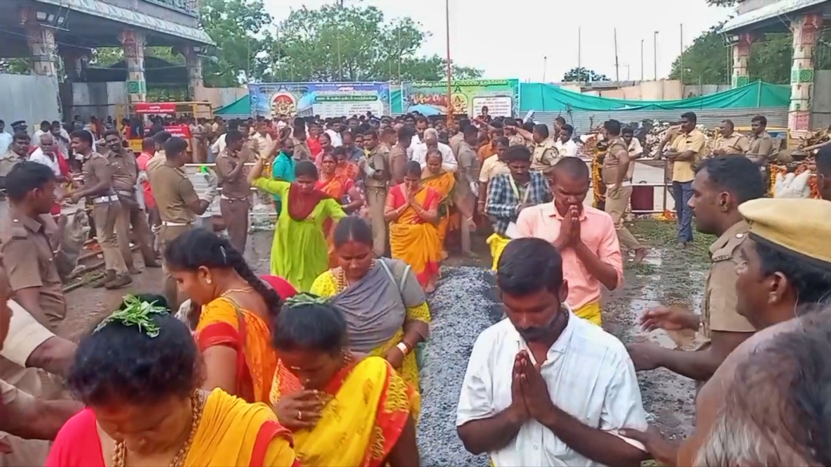 தீ மிதித்த பக்தர்கள்
