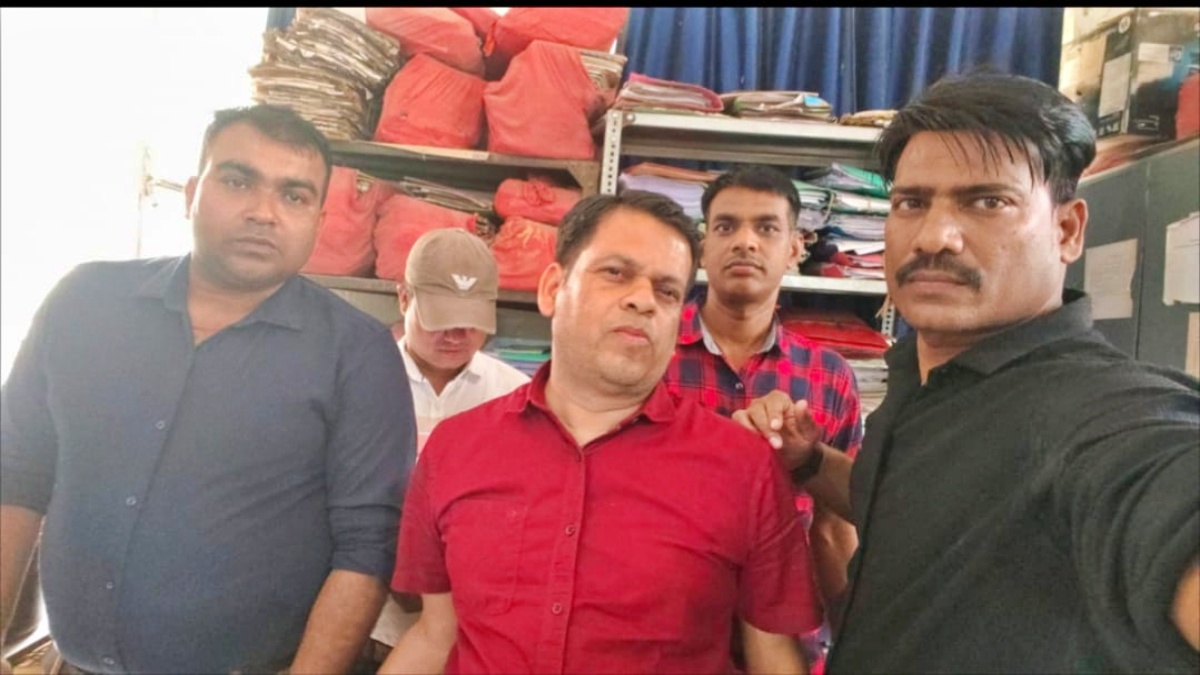पटना में डीईओ ऑफिस का क्लर्क गिरफ्तार