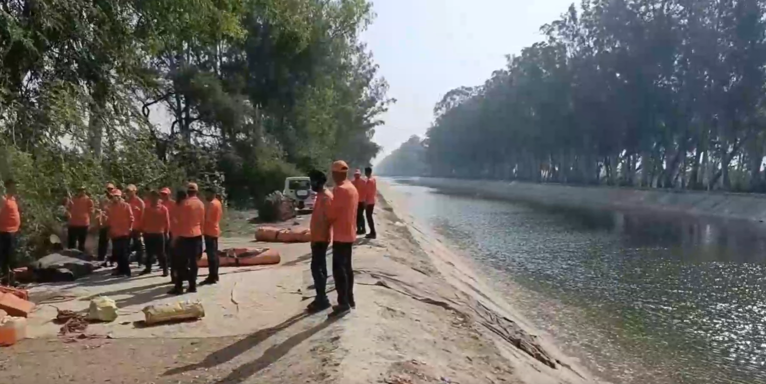 Teenagers had gone to flow the havan material in the canal