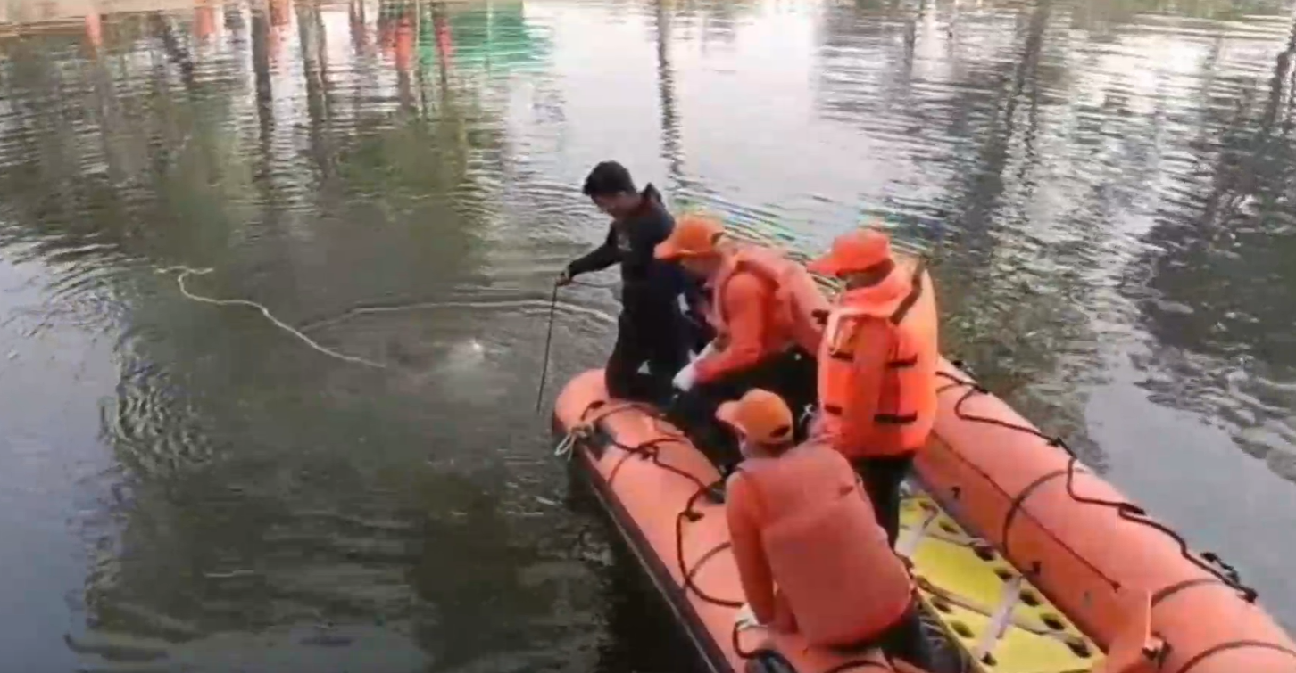NDRF team searching for dead bodies