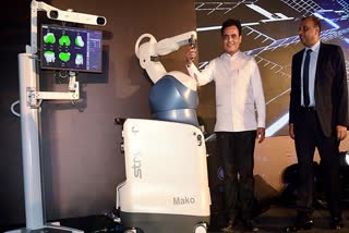 பாஜக தலைவரும் கர்நாடக முன்னாள் அமைச்சருமான சி.என். அஸ்வத் நாராயண், (இடது) பெங்களூரில் அறுவை சிகிச்சைக்கு உதவும் ரோபோவை அறிமுகப்படுத்தினார்