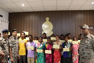 Naxalites surrender in Bijapur
