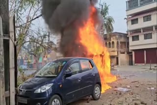 نئے وقف قانون کے خلاف پر تشدد احتجاج، مظاہرین نے گاڑیوں کو آگ لگا دی