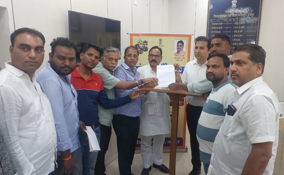कांग्रेस विधायक अमीन कागजी ने कलेक्टर और पुलिस कमिश्नर बीजू जॉर्ज जोसफ को ज्ञापन देकर मुआवजे की मांग की