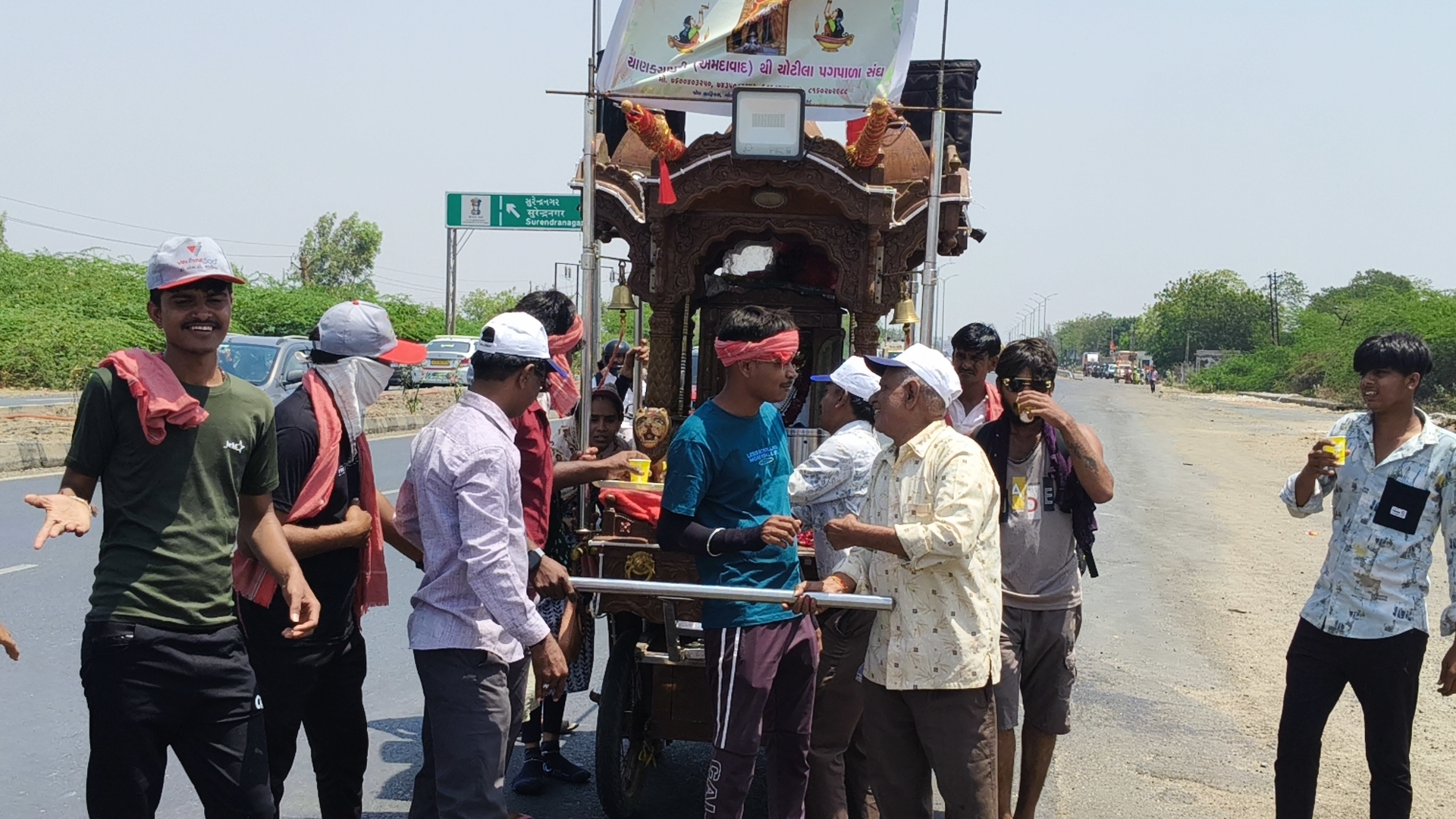 ચૈત્રી પૂનમે મા ચામુંડાના દર્શન માટે પદયાત્રીઓનો ધસારો