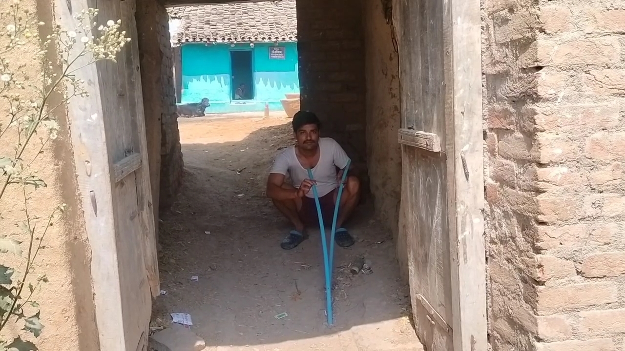 गांव में पानी के लिये डाली गई लाइन