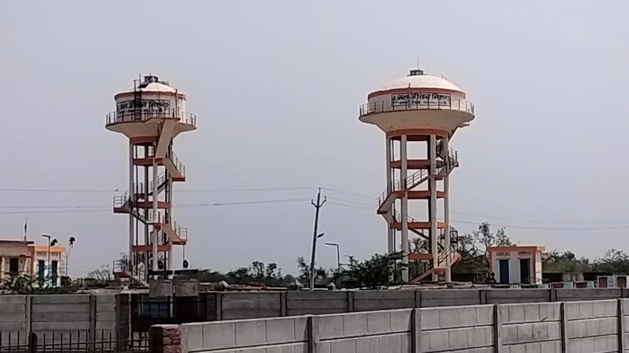 गांव में योजना के तहत बनी पानी की टंकियां
