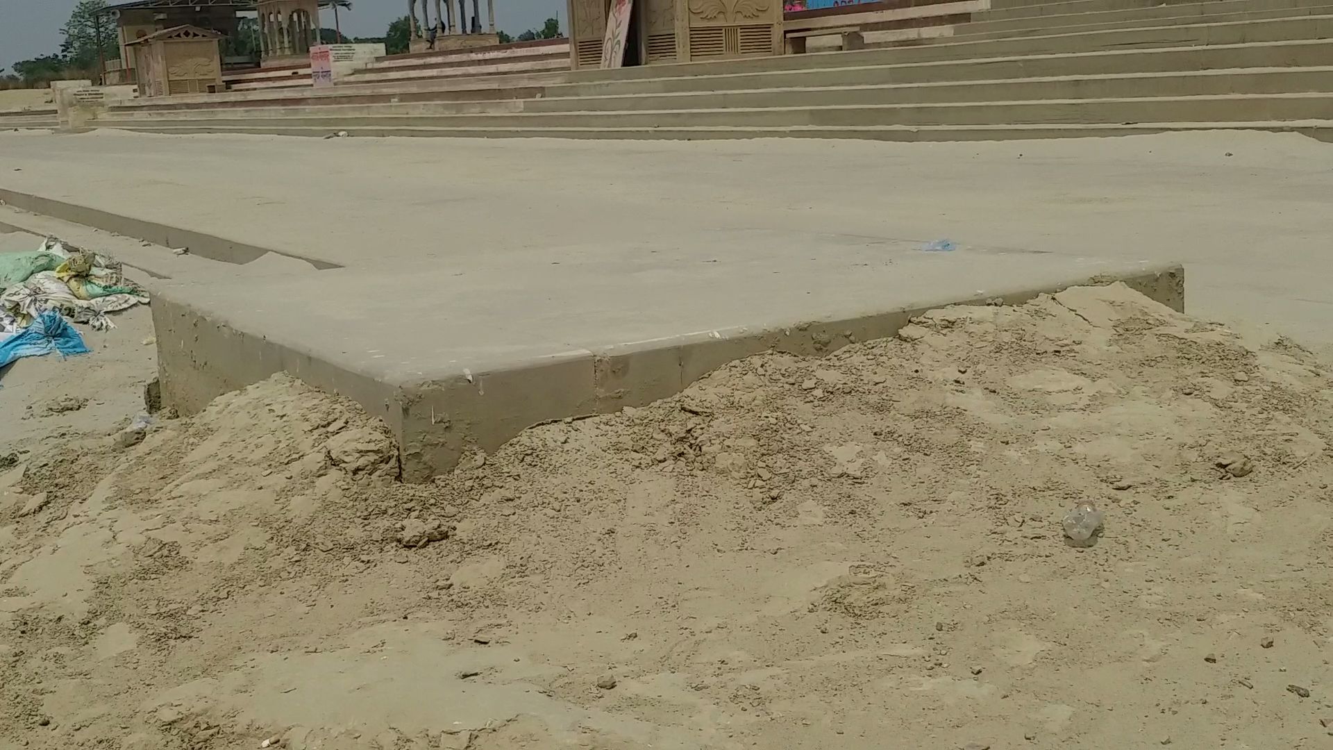 घाट की सीढ़ियों पर रेत जमा हुआ है.
