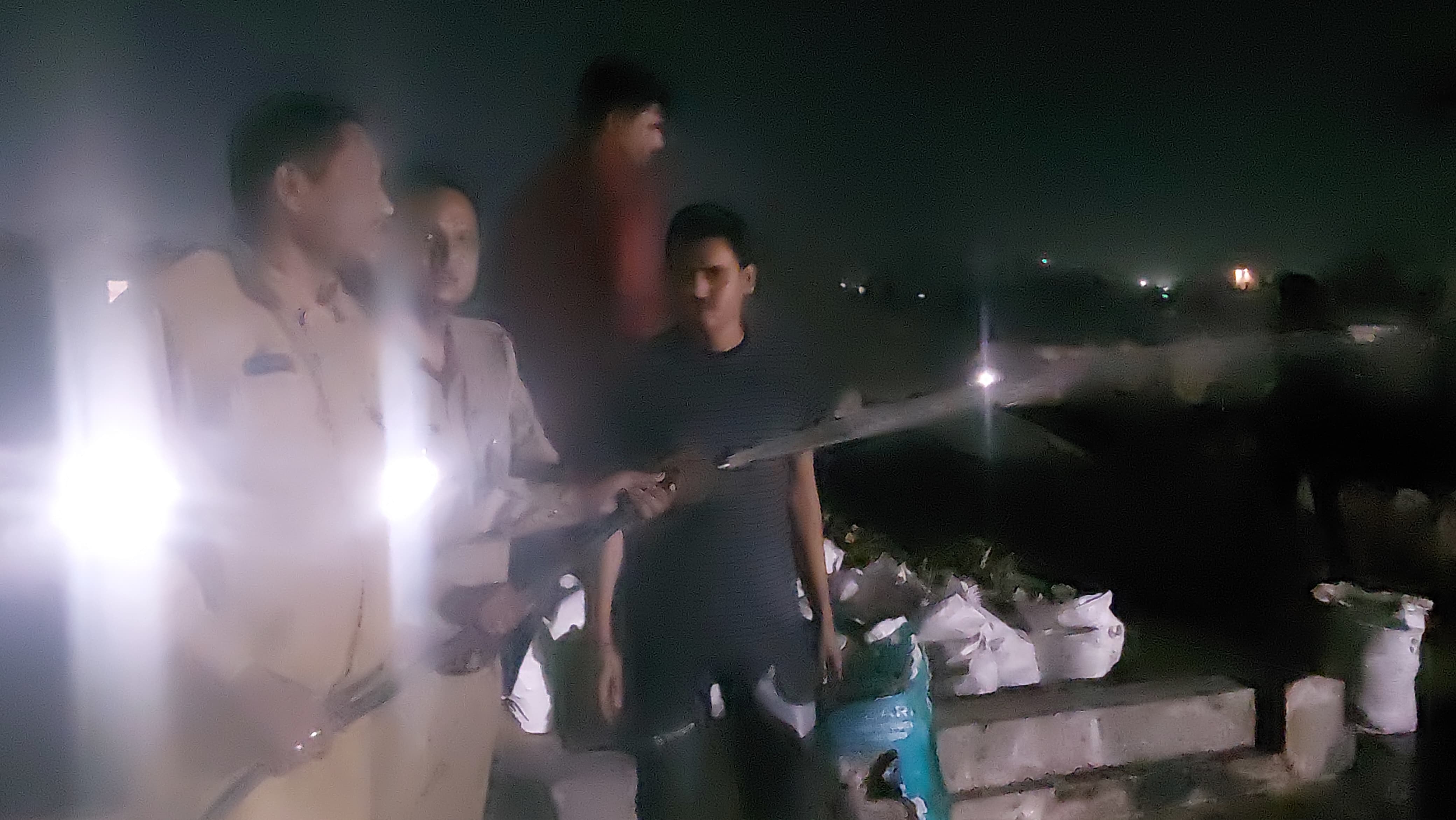 आग बुझाते फायरकर्मी.