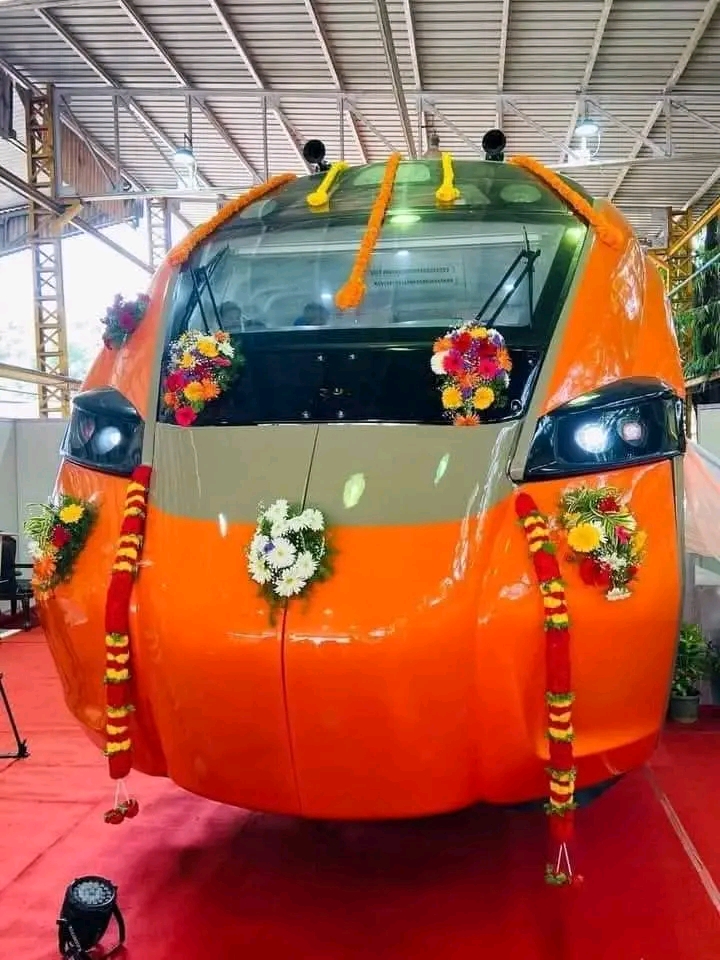 BHOPAL TO LUCKNOW VANDE BHARAT