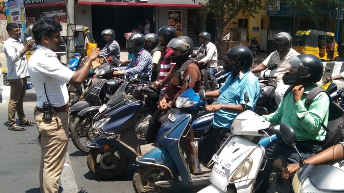 வாகன சோதனையில் ஈடுபட்ட போக்குவரத்து காவல் துறை புகைப்படம்