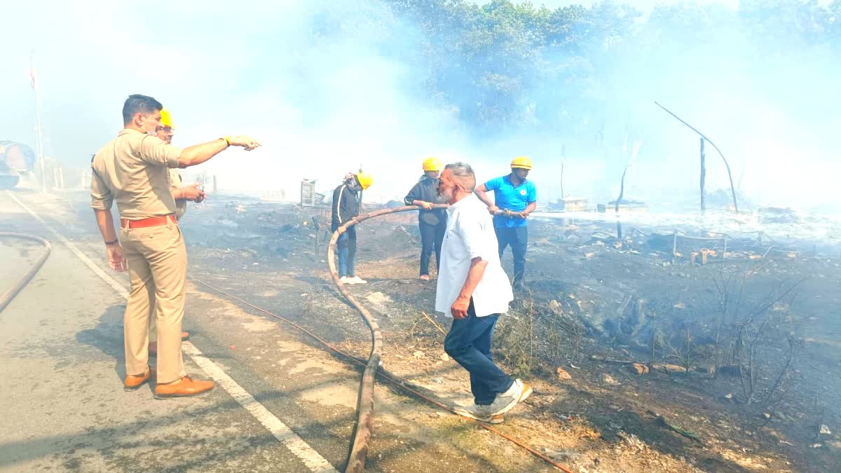 Fire breaks out in huts in Sundarban of Bhavwala