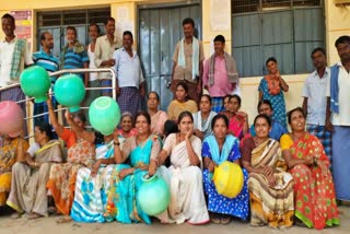 Villagers and women protested by locking Kandanakovi gram panchayat