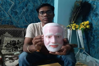 Disabled artist from Patna made a mask with PM Modi's face using cow dung