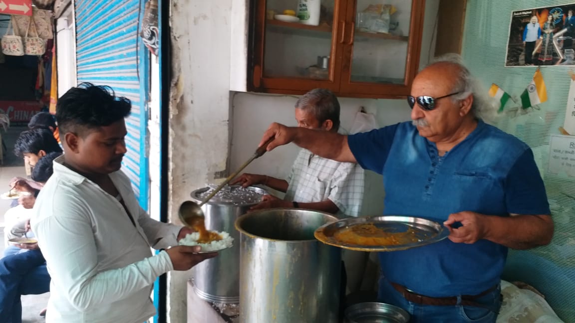 9 साल से 5 रुपये में भोजन करा रही 'दादी की रसोई'