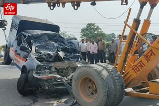 अलीगढ़ में खड़े ट्रक में घुसी पुलिस वैन.