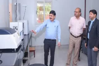 आईआईटी में बनकर तैयार एडवांस्ड डायग्नोस्टिक सेंटर की मशीनों की जानकारी लेते निदेशक प्रो. मणींद्र अग्रवाल व अन्य.