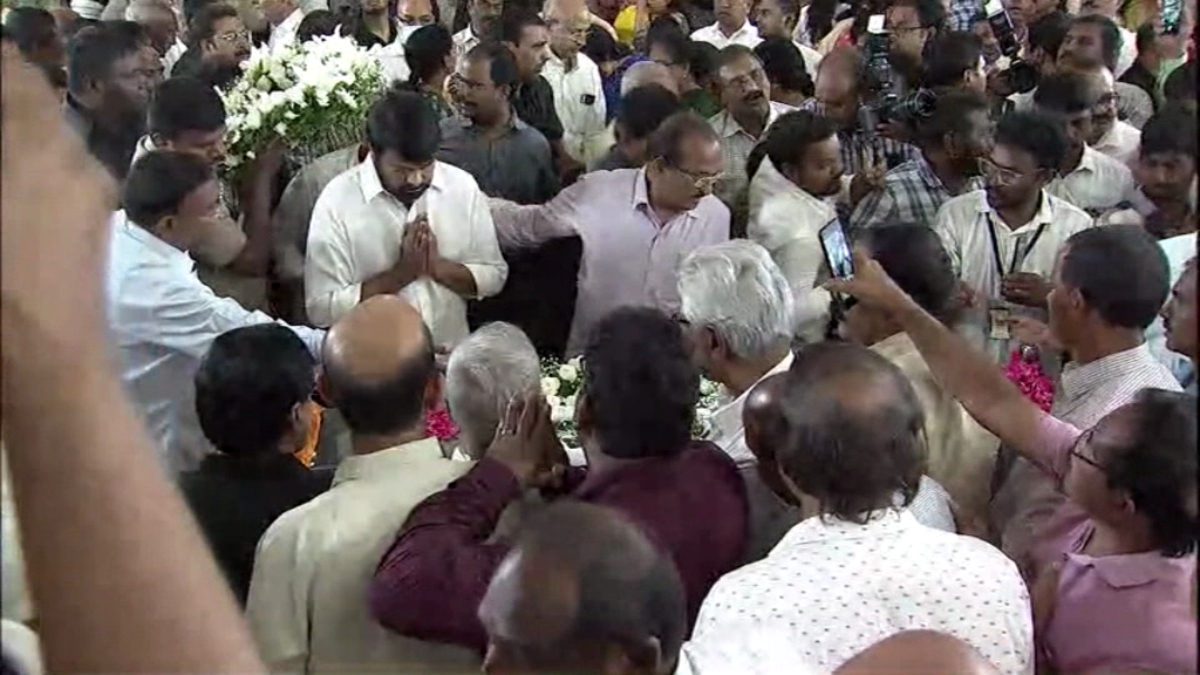 Chiranjeevi Pay Homage to Ramoji Rao