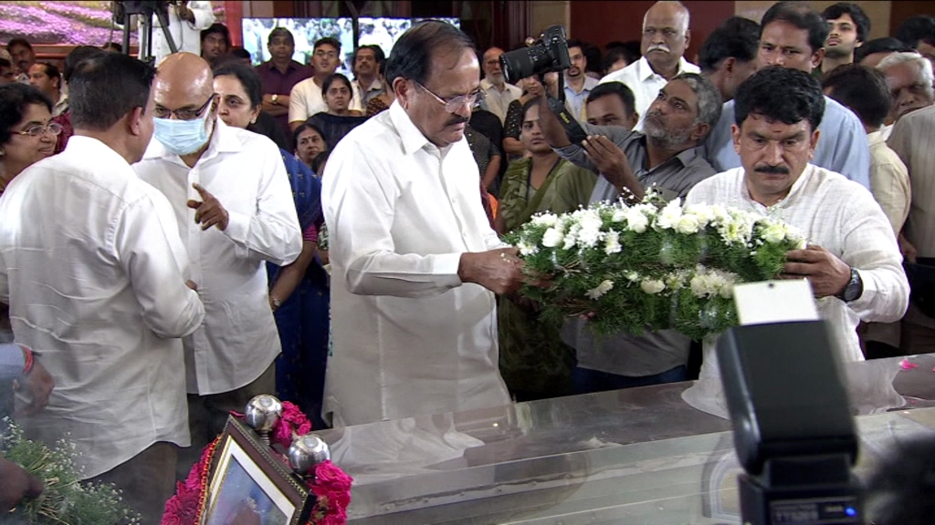 Venkaiaha Naidu Pay Homage to Ramoji Rao