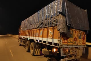 Truck from Uttar Pradesh lies on the road after two youth beaten and drowned to death in Raipur Chhattisgarh