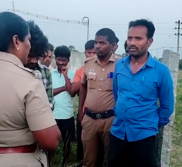 சூப்பர் மார்க்கெட் உரிமையாளரிடம் போலீசார் பேசும் காட்சி