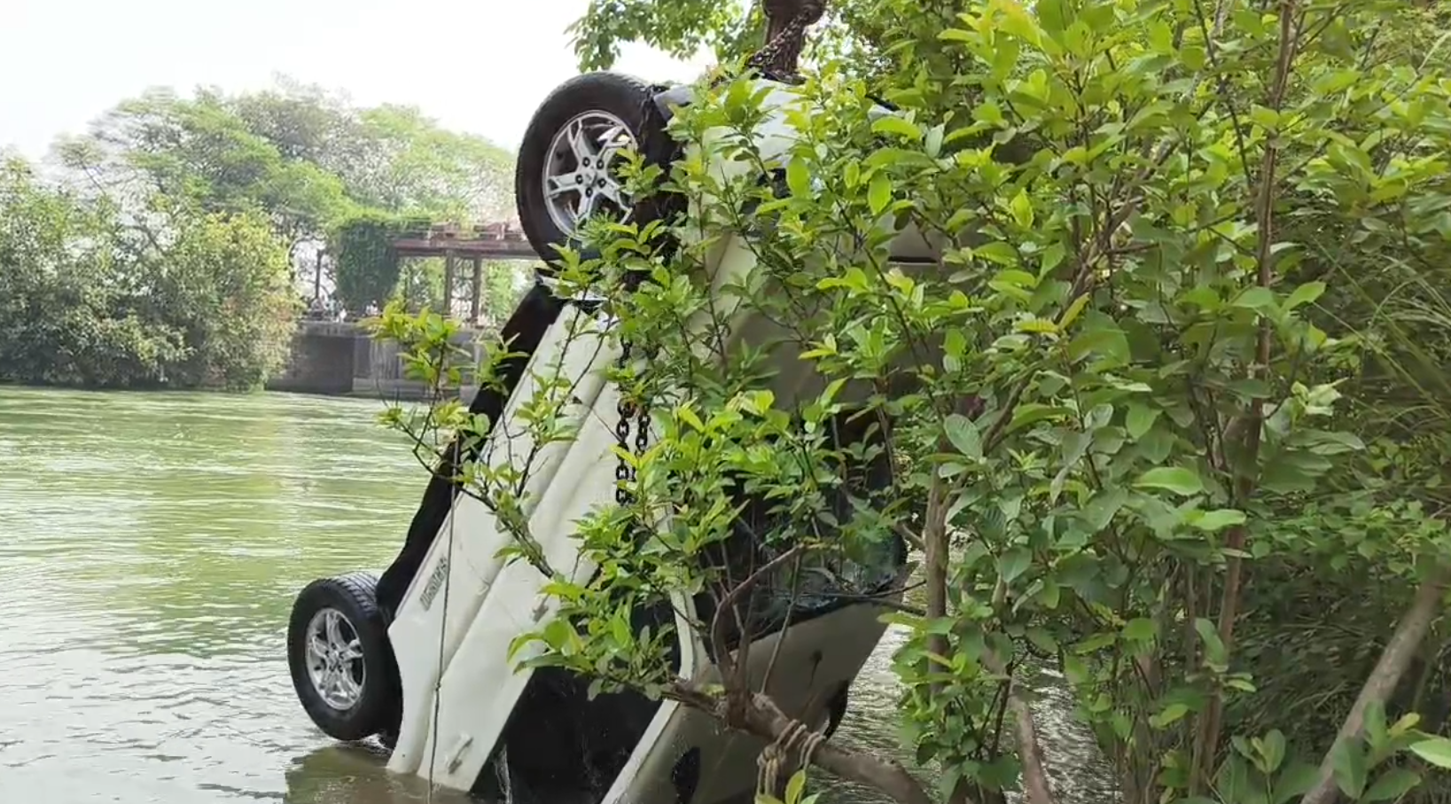 Scorpio broke the railing of the bridge and fell into the Yamuna canal in Yamunanagar