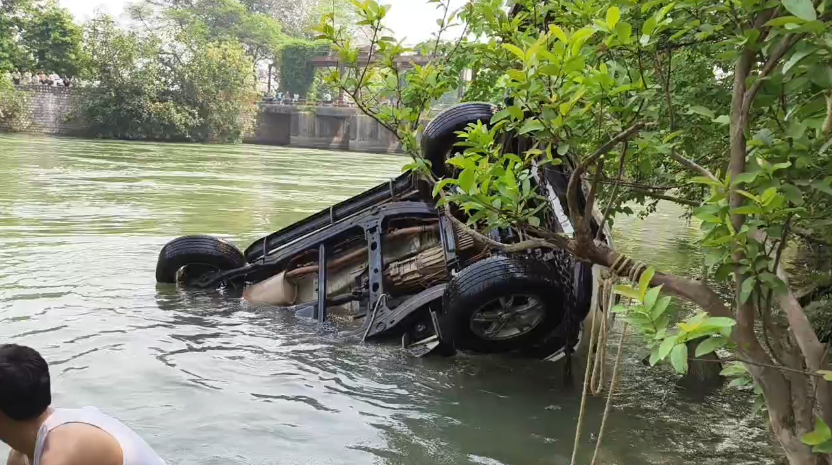 Scorpio broke the railing of the bridge and fell into the Yamuna canal in Yamunanagar