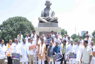ಬಿಜೆಪಿ ನಾಯಕರಿಂದ ವಿಧಾನಸೌಧ ಗಾಂಧಿ ಪ್ರತಿಮೆ ಮುಂದೆ ಪ್ರತಿಭಟನೆ