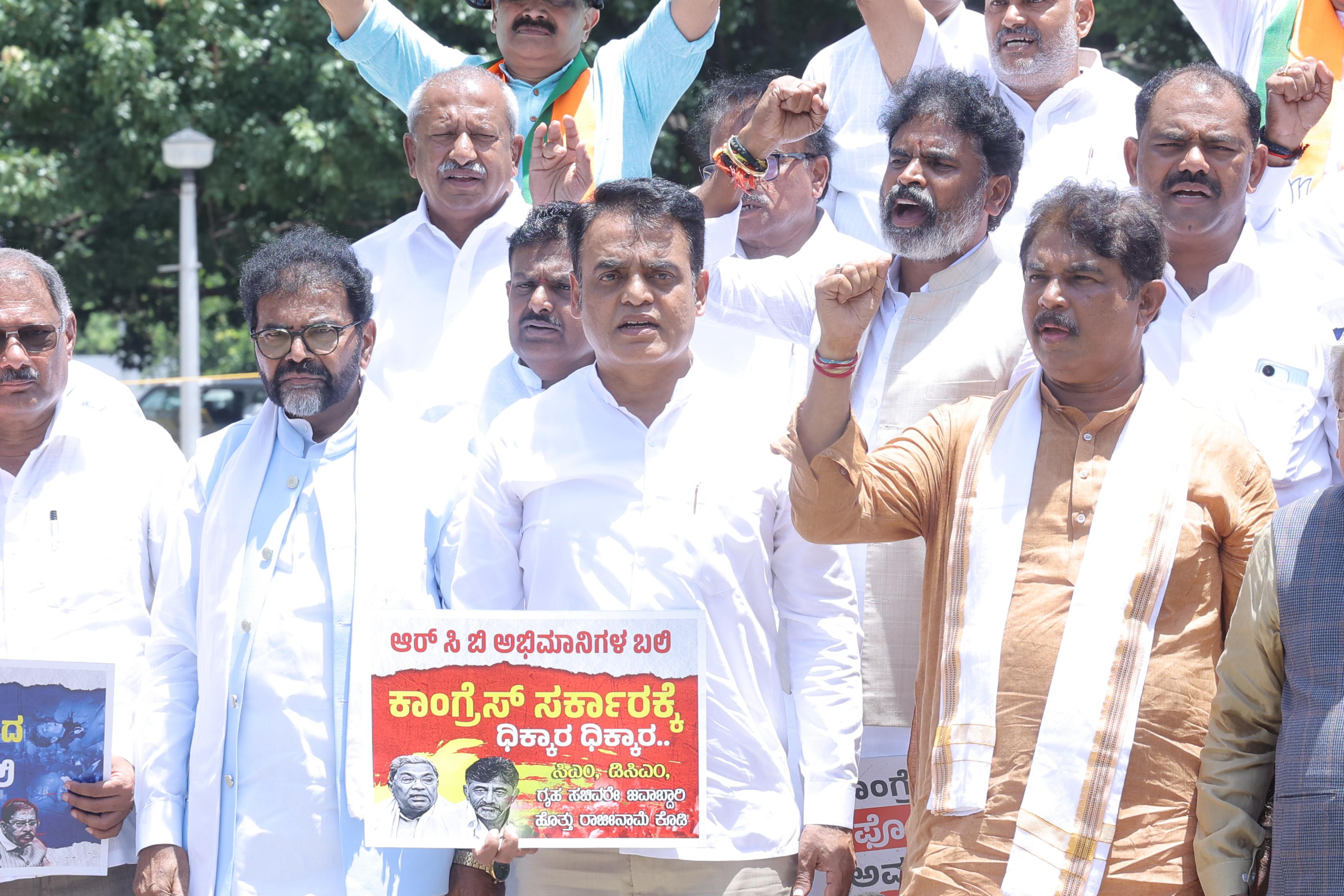 ಬಿಜೆಪಿ ನಾಯಕರಿಂದ ವಿಧಾನಸೌಧ ಗಾಂಧಿ ಪ್ರತಿಮೆ ಮುಂದೆ ಪ್ರತಿಭಟನೆ