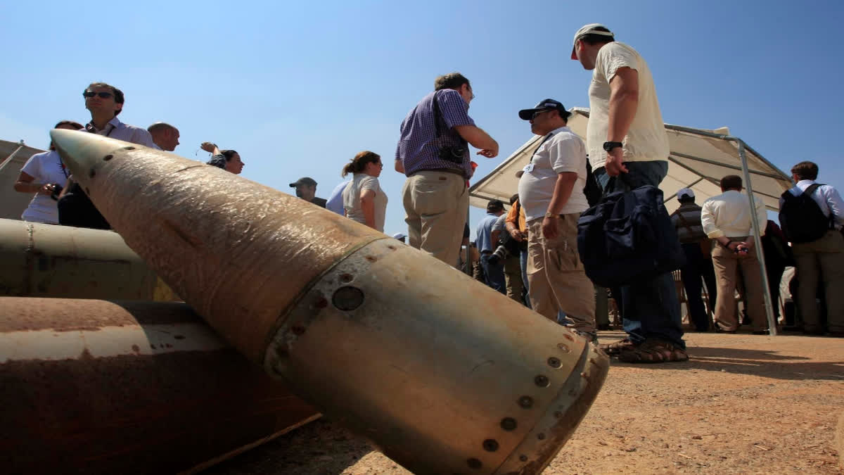 The US will provide cluster bombs to Ukraine and defends the delivery of the controversial weapon