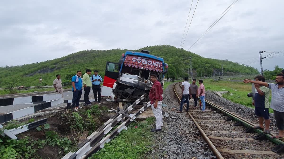 Bus crashes railway tracks in Sambalpur
