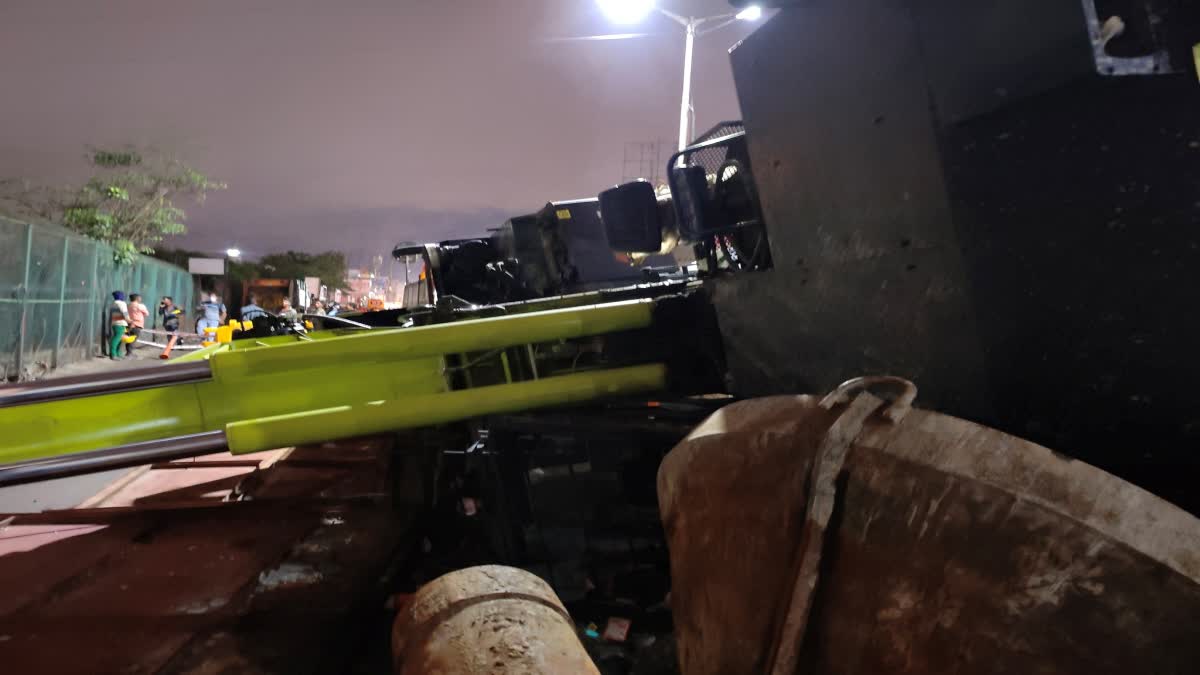 metro crane collapsed