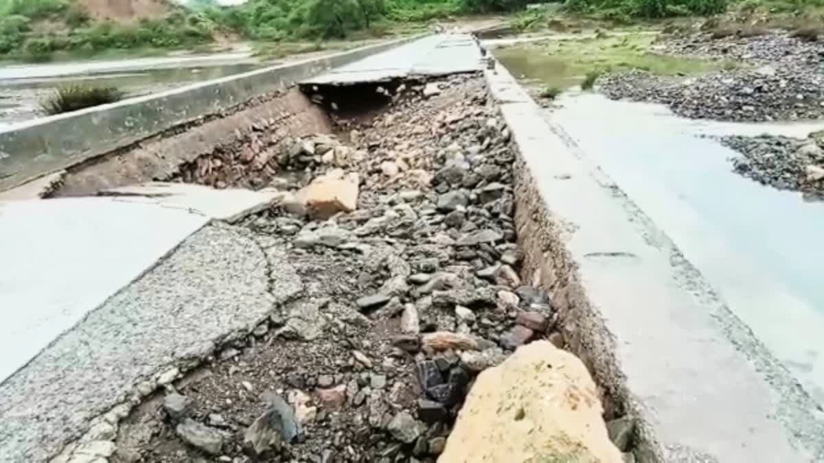 Rajkot Rain: ચંદ્રની ભૂમી ઉપલેટાના ગઢાળા ગામમાં, એક દિવસ પૂર્વે સમારકામ કરેલ કોઝવે ફરી ધોવાયો