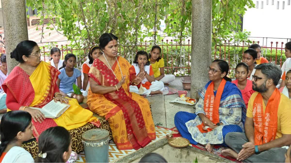 महाराष्ट्र के ईसाई परिवार ने काशी में अपनाया आर्य धर्म