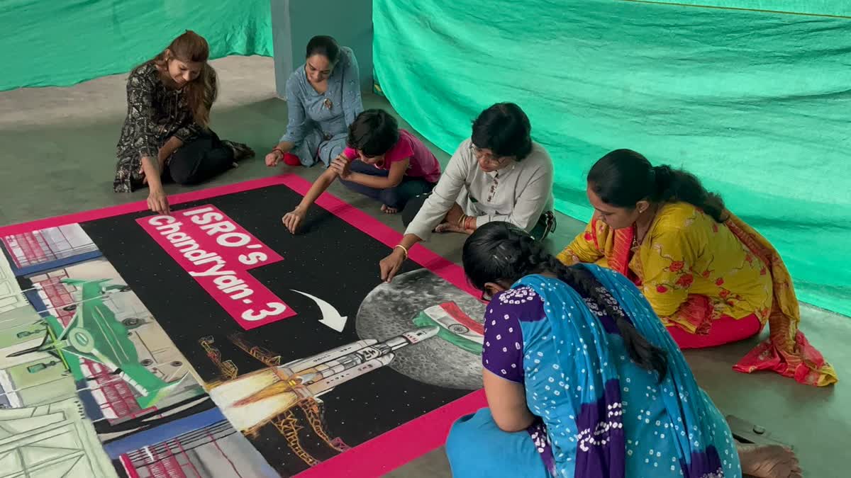 rangoli-artist-created-a-rangoli-of-the-giant-chandrayaan-3-to-salute-indias-scientists