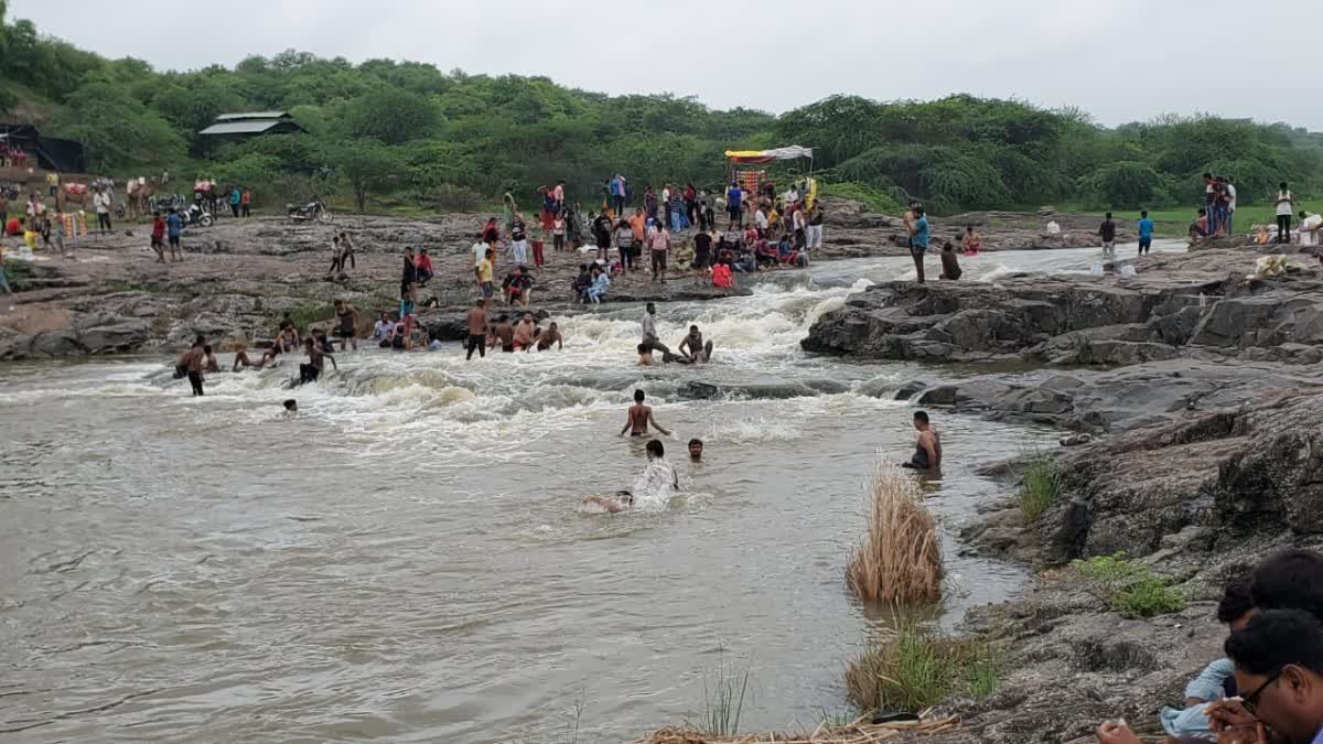 Rain News : અરવલ્લીના ઝાંઝરી ધોધ નીચે પર્યટકો ઉમટ્યા, કુદરતી સોંદર્યનો ભરપૂર આનંદ ઉઠાવતા